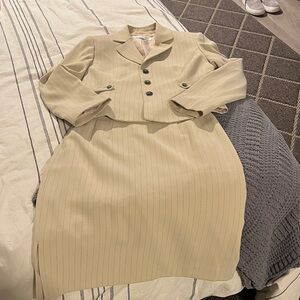 Elegant Tahari Cream Women's Suit (6p)